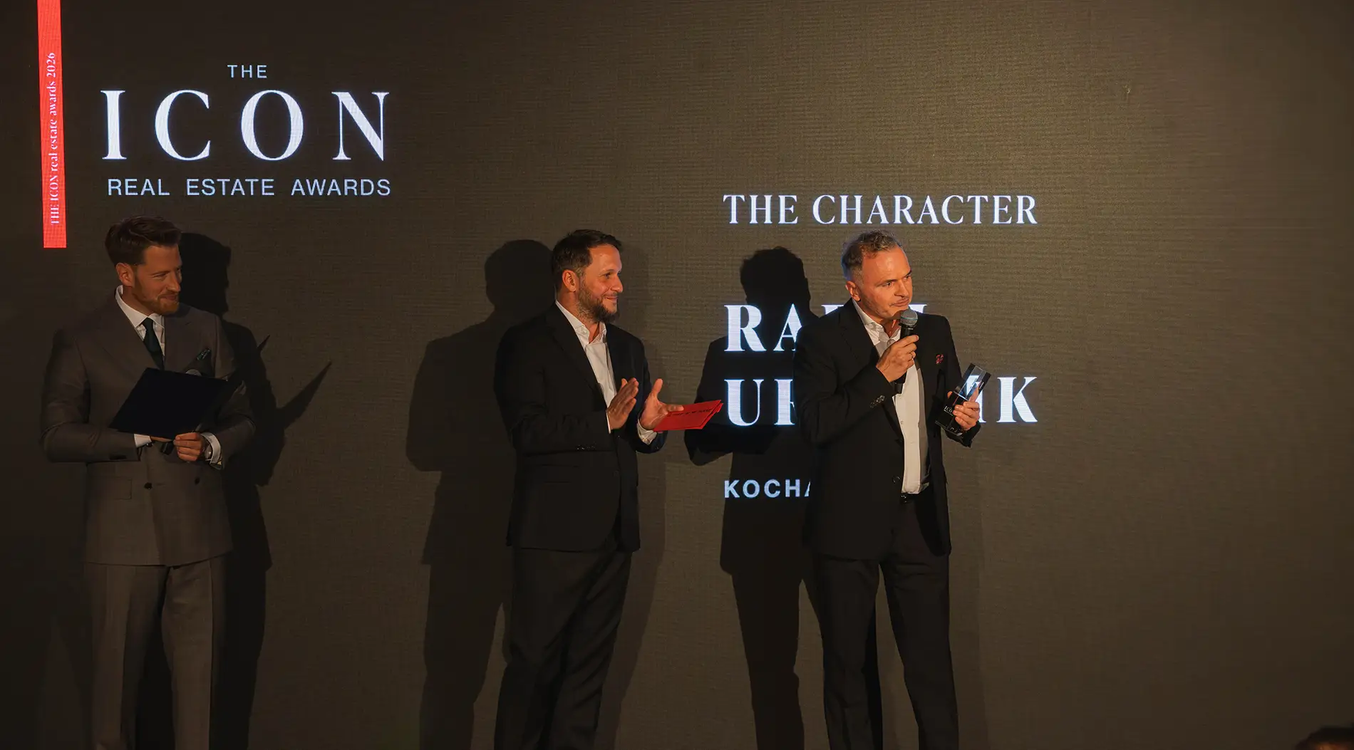 Rafał Urbanik z&nbsp;nagrodą THE CHARACTER na&nbsp;premierowej gali THE ICON